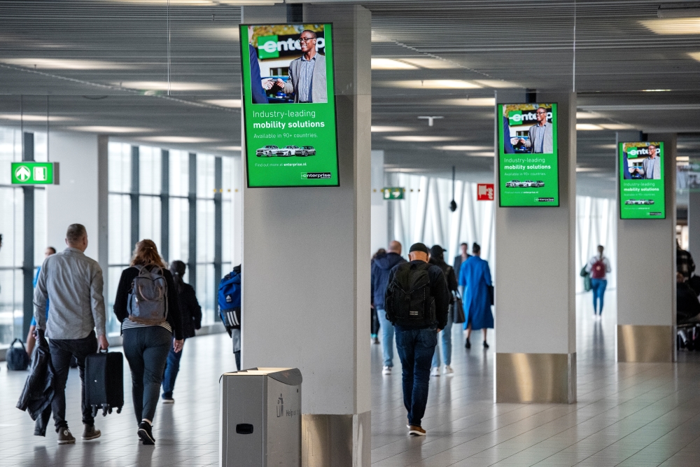 Amsterdam Airport Schiphol, Gate concourse · holdroom screens, real DOOH inventory bookable by the hour on Blindspot