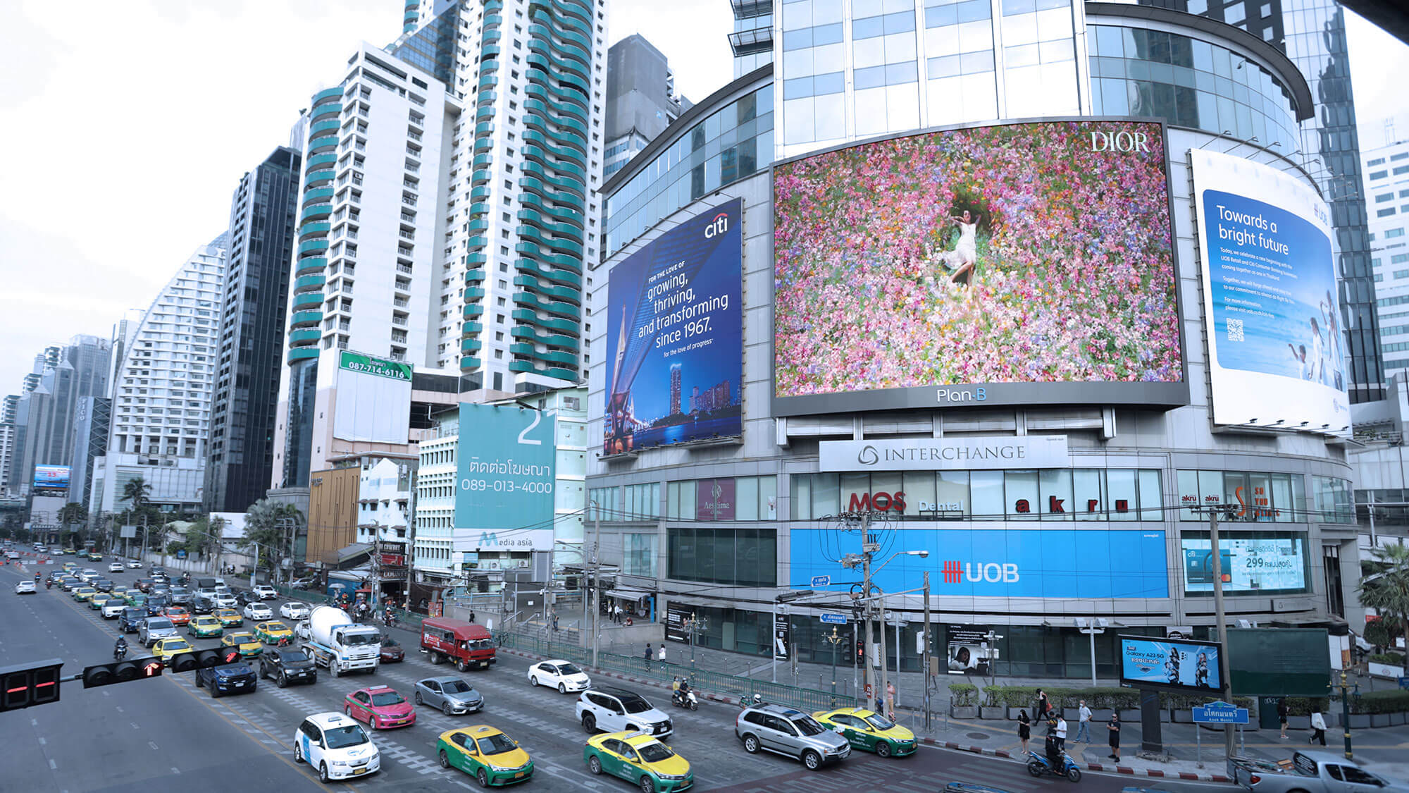 Bangkok, Parc Paragon / Interchange 21 digital, Bangkok, real DOOH inventory bookable by the hour on Blindspot