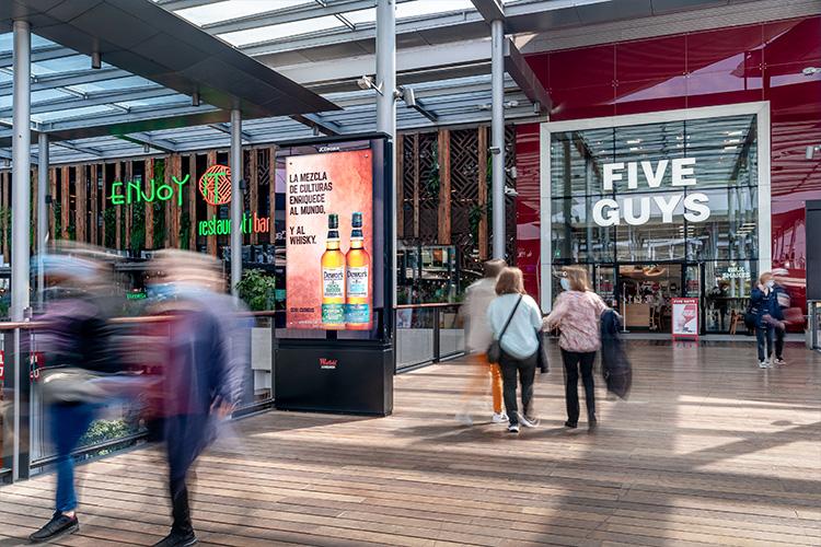 Barcelona, Mall digital screens, real DOOH inventory bookable by the hour on Blindspot