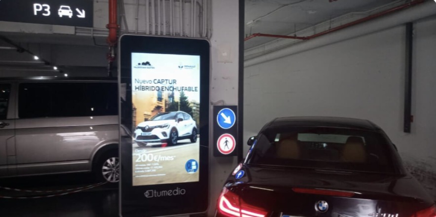 Bilbao, Parking Empark - parking garage portrait screen, real DOOH inventory bookable by the hour on Blindspot