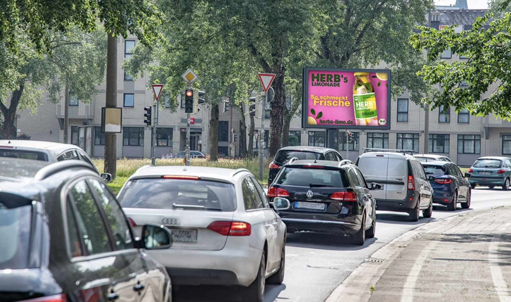 Bremen, Bremen transit shelter screen - digital out-of-home screen, real DOOH inventory bookable by the hour on Blindspot