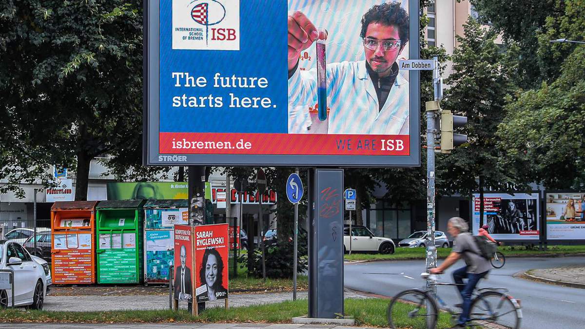 Bremen, Bremen street-level advertising panel - digital out-of-home screen, real DOOH inventory bookable by the hour on Blindspot