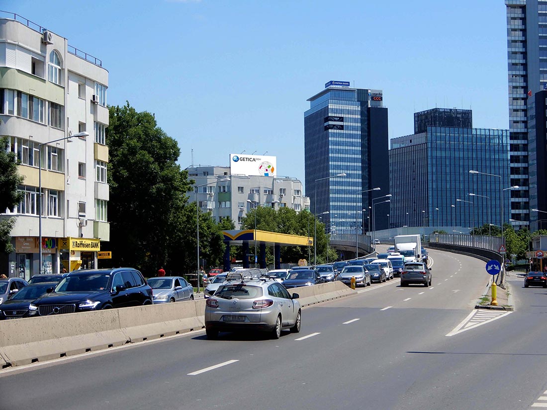 Large-format LED digital screen in Pipera, Bucharest's technology corridor, bookable by the hour on Blindspot