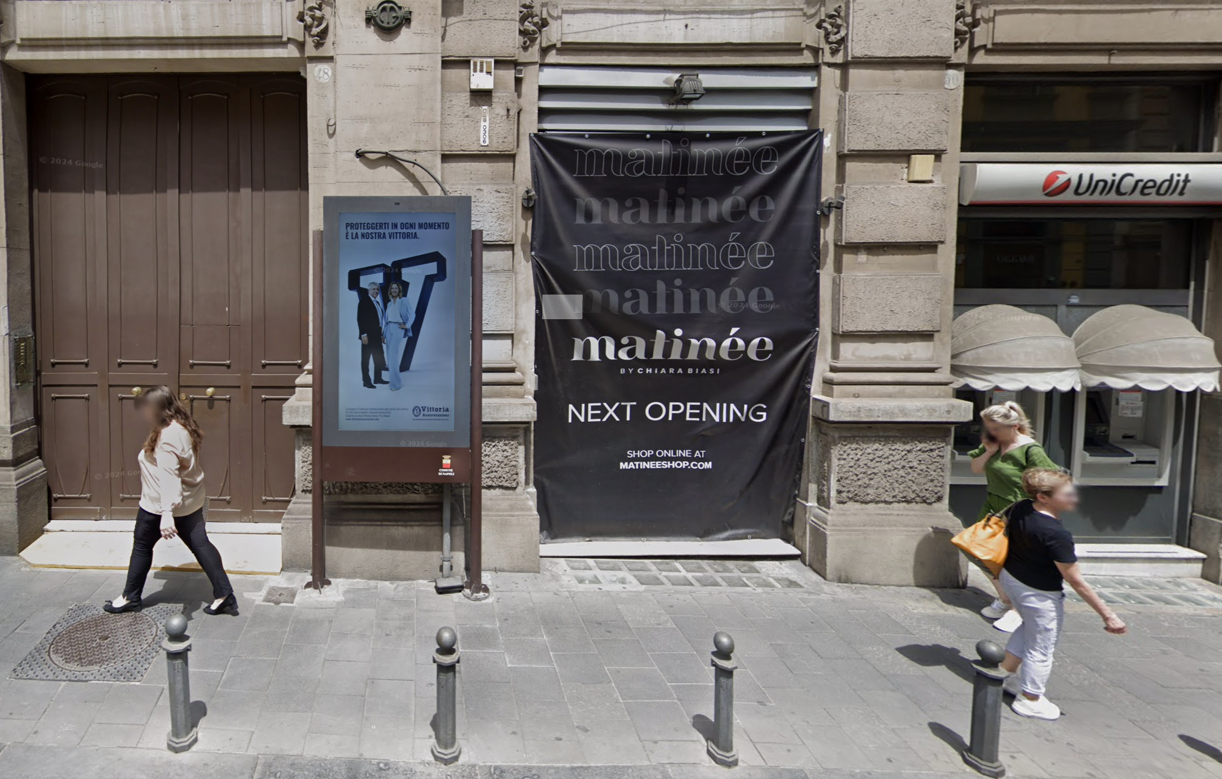 Catania, Catania retail district screen - digital out-of-home screen, real DOOH inventory bookable by the hour on Blindspot