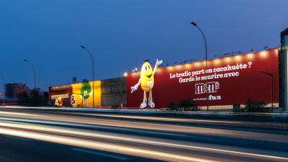 Chennai, T. Nagar · market-strip digital, real DOOH screens bookable by the hour on Blindspot