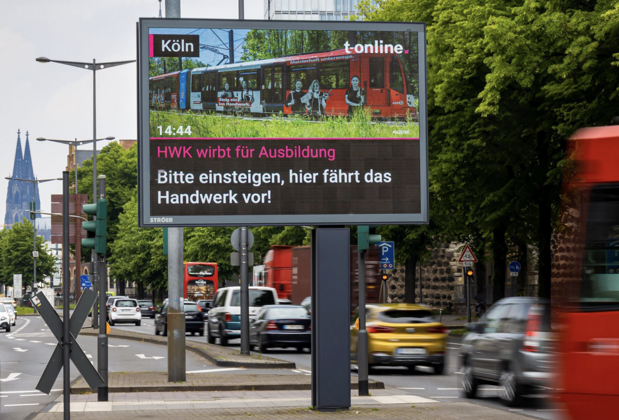 Cologne, Cologne city-centre advertising screen - digital out-of-home screen, real DOOH inventory bookable by the hour on Blindspot