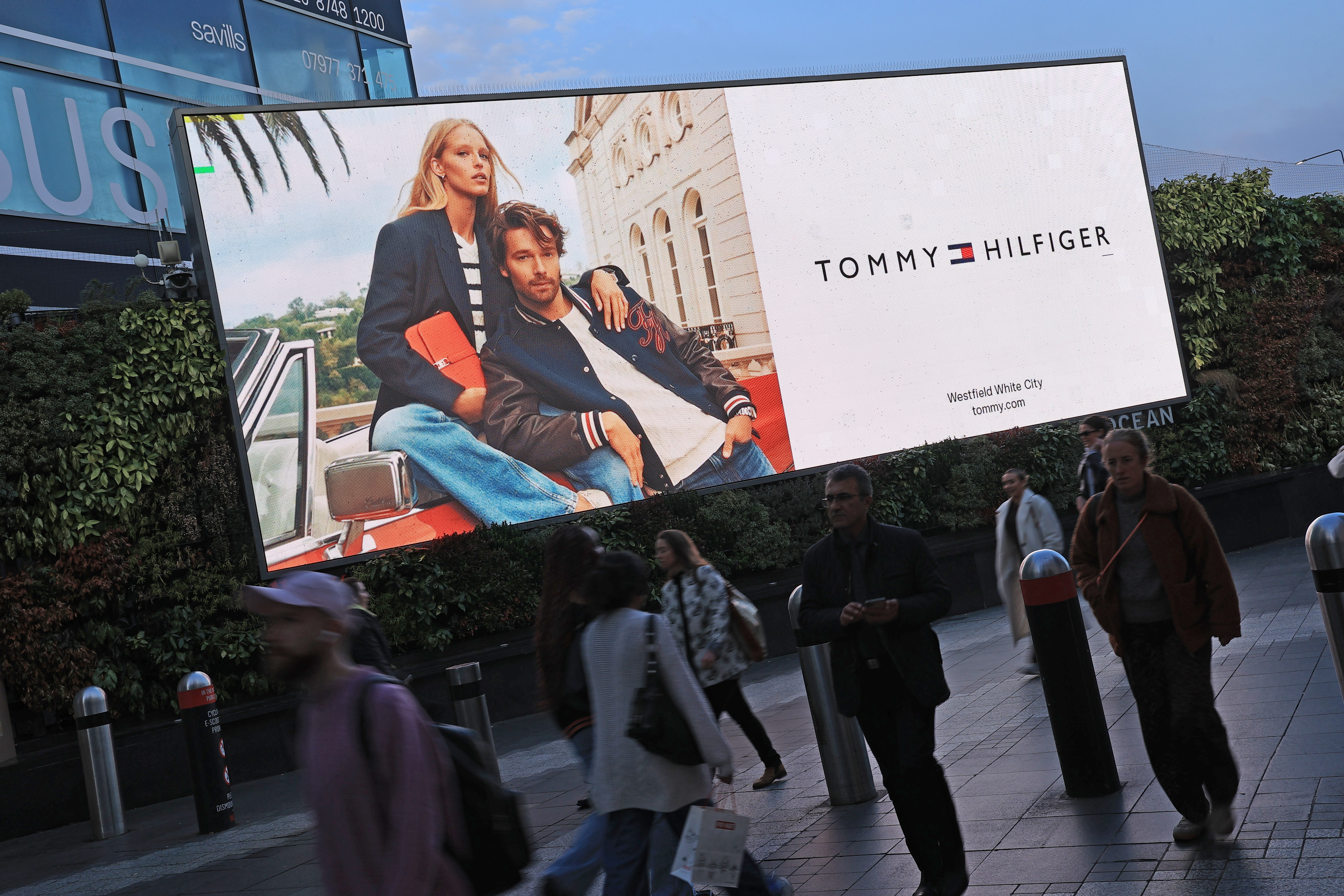 Piccadilly Lights, real DOOH inventory from operator partner Ocean Outdoor, bookable by the hour on Blindspot