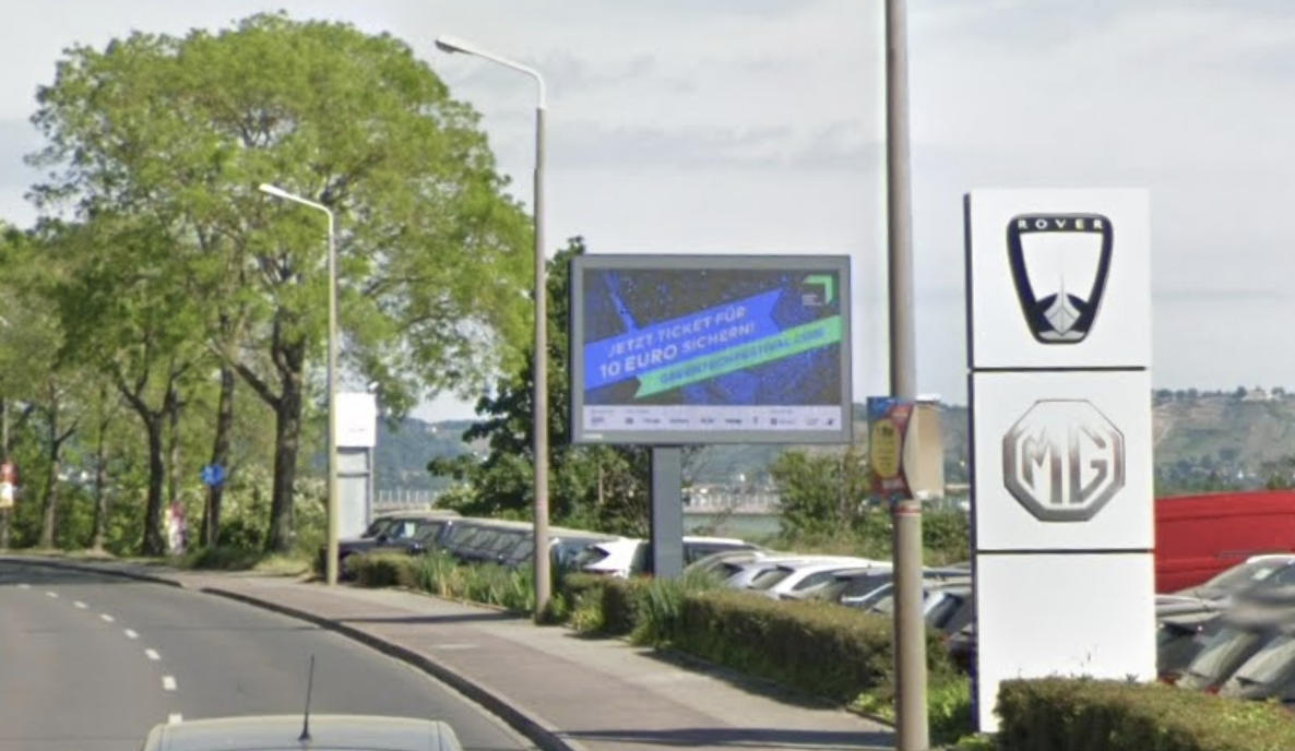 Dresden, Dresden shopping district screen - digital out-of-home screen, real DOOH inventory bookable by the hour on Blindspot