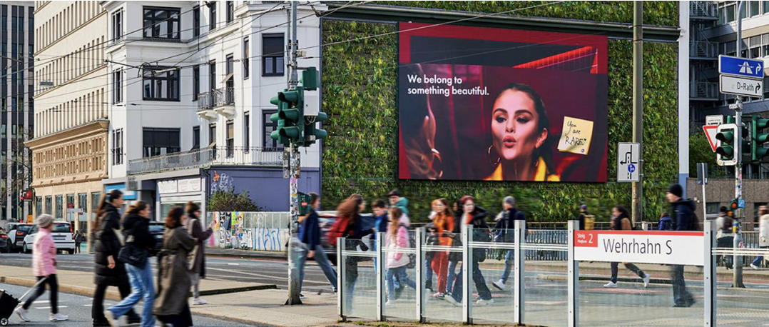 Dusseldorf, Dusseldorf retail district screen - digital out-of-home screen, real DOOH inventory bookable by the hour on Blindspot