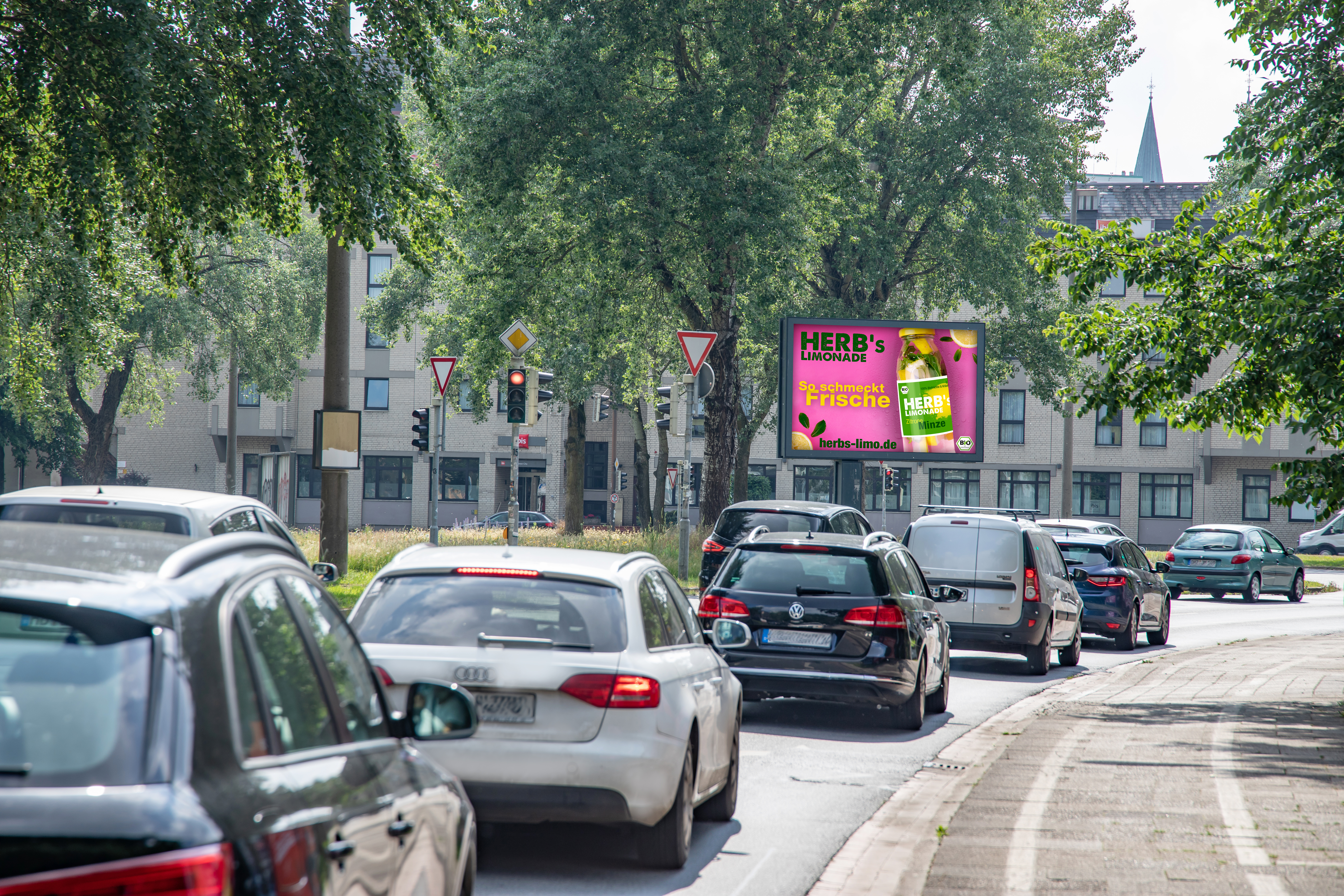 Frankfurt, Public Video roadside, real DOOH inventory bookable by the hour on Blindspot