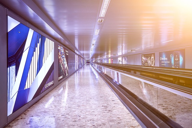 Geneva Airport, Arrivals corridor · animation lightbox, real DOOH inventory bookable by the hour on Blindspot