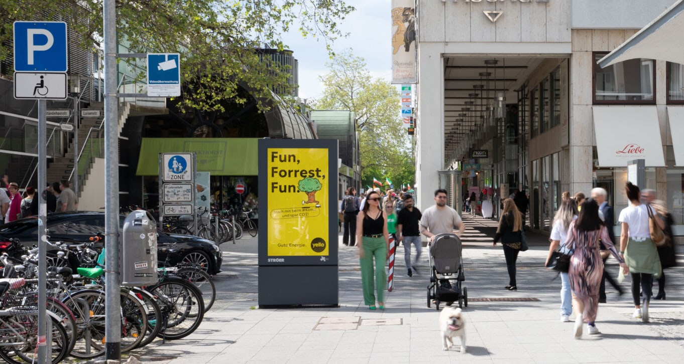 Hannover, Georgstraße - digital out-of-home screen, real DOOH inventory bookable by the hour on Blindspot