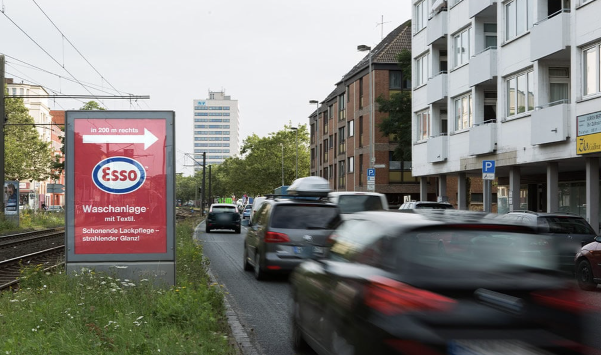 Hannover, Garbsener Landstraße 17 - digital out-of-home screen, real DOOH inventory bookable by the hour on Blindspot