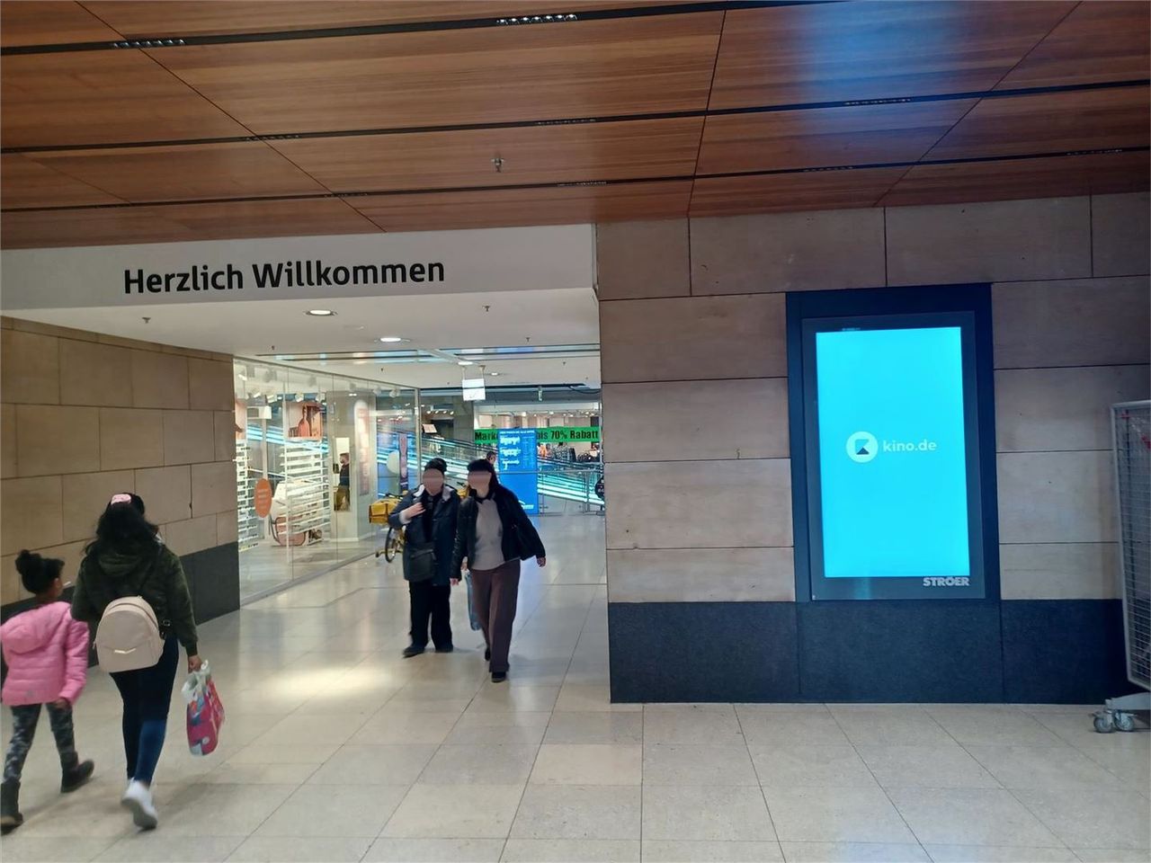 Leipzig, Promenaden Hauptbahnhof Leipzig - rail station screen, real DOOH inventory bookable by the hour on Blindspot