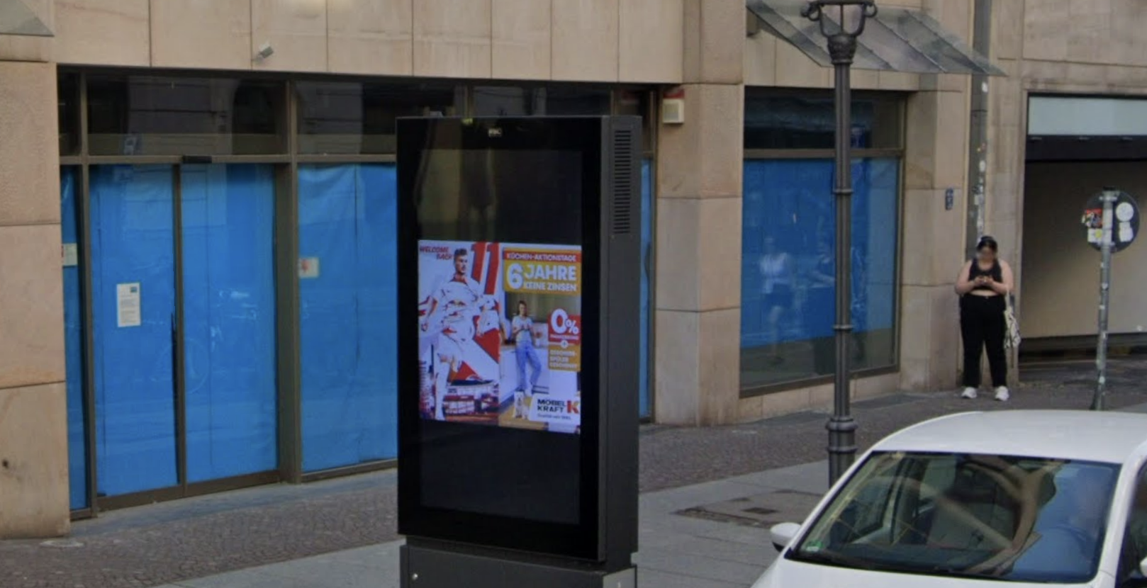 Leipzig, 24 Neumarkt - digital out-of-home screen, real DOOH inventory bookable by the hour on Blindspot