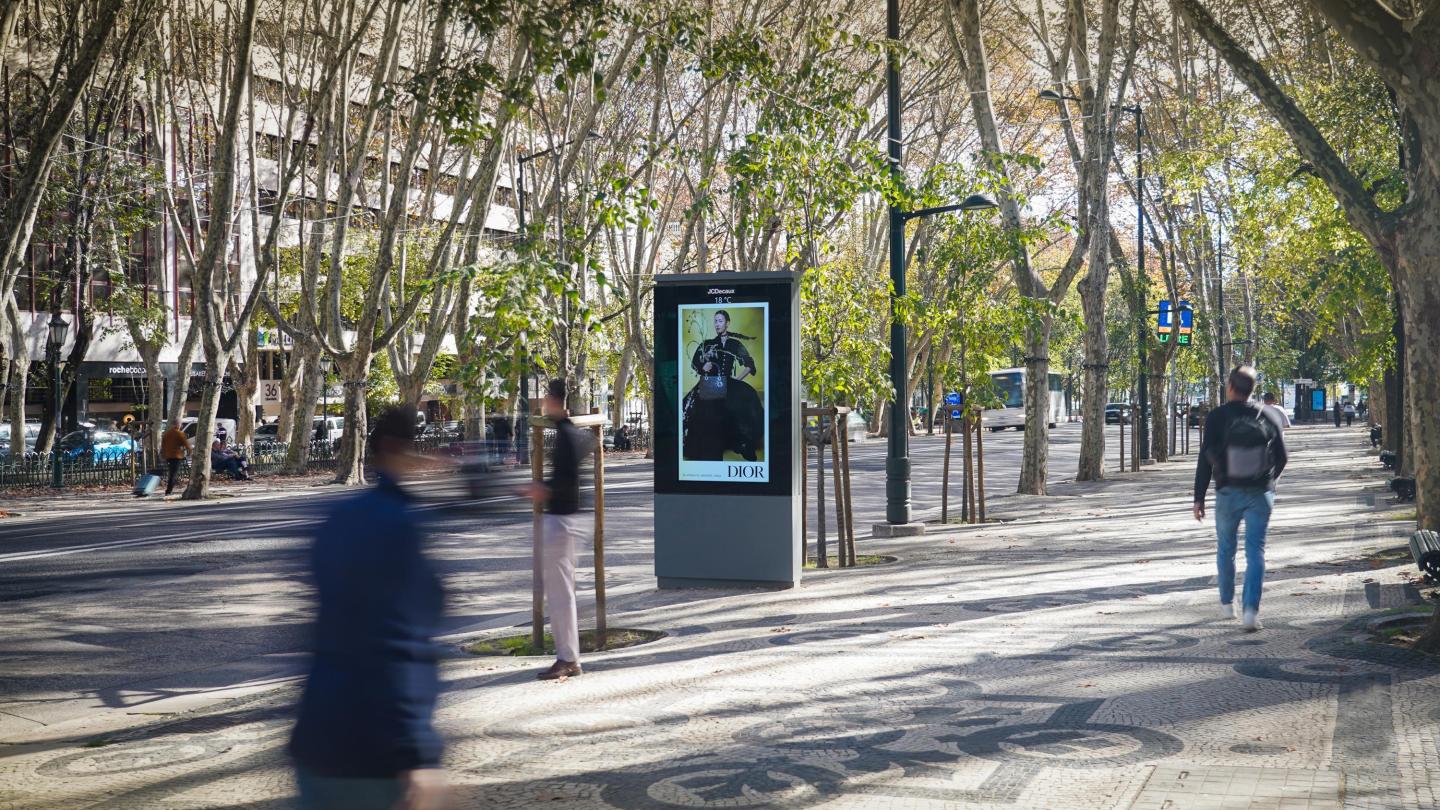 Lisbon, Street furniture, Lisbon, real DOOH inventory bookable by the hour on Blindspot