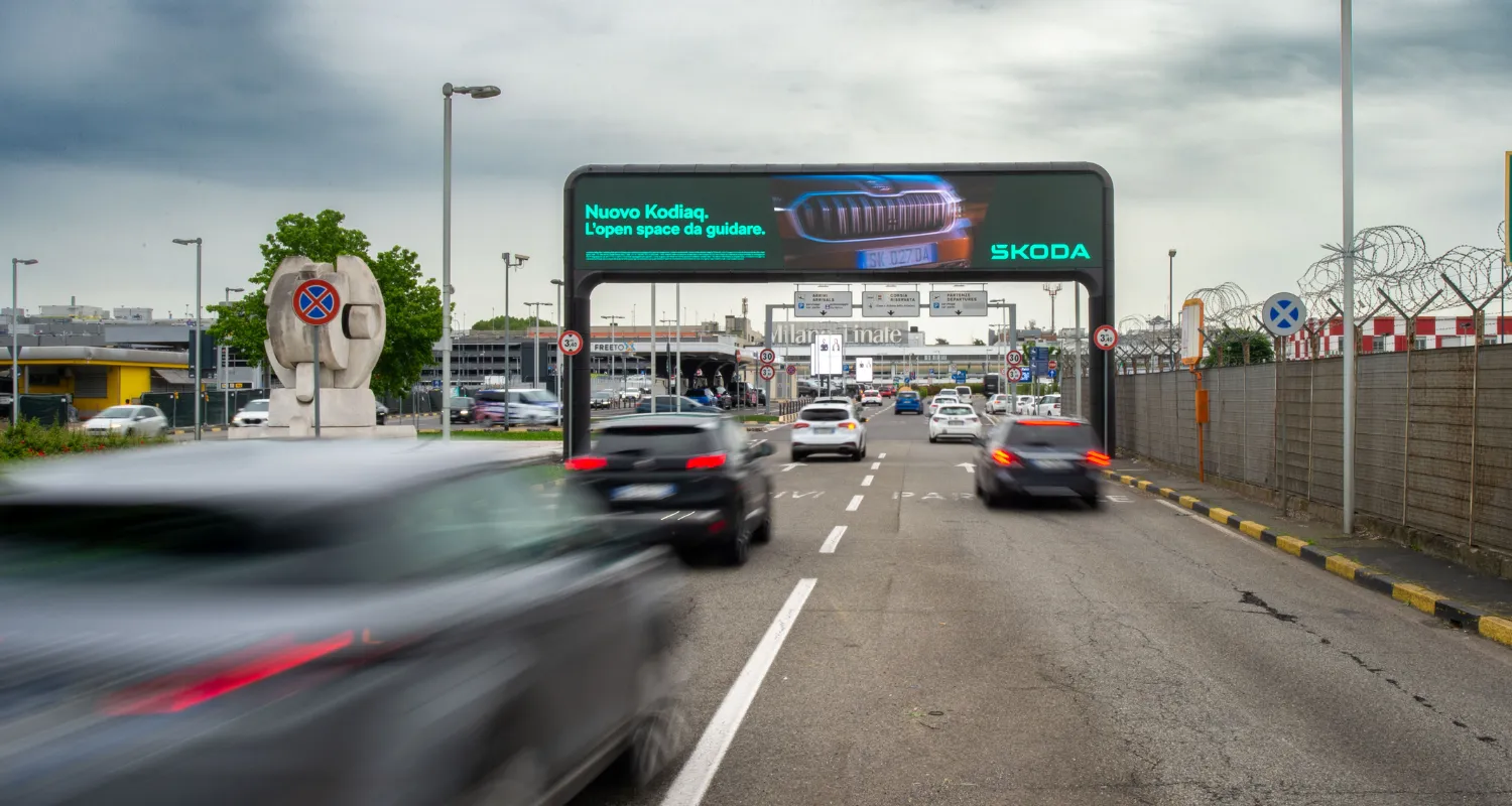 Milan, Transit digital, people mover, real DOOH inventory bookable by the hour on Blindspot