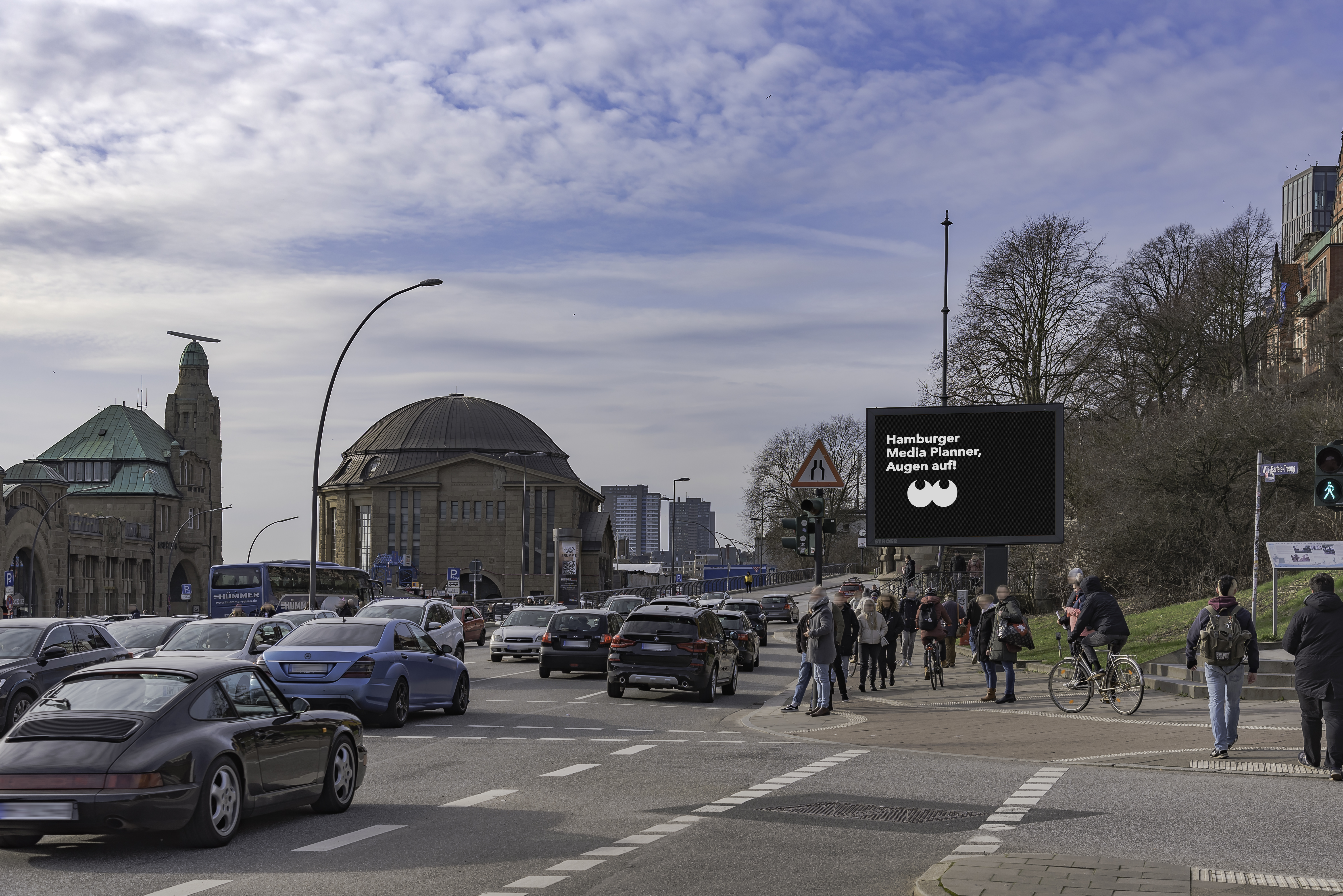 Munich, Public Video roadside, real DOOH inventory bookable by the hour on Blindspot