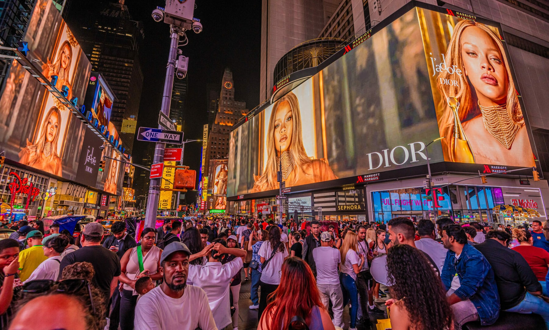 4K Times Square screen, real DOOH screens from operator partner Silvercast, bookable by the hour on Blindspot