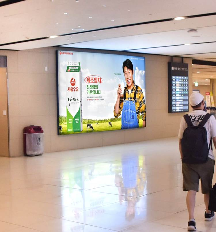 Gimpo International Airport, Gate concourse · holdroom screens, real DOOH inventory bookable by the hour on Blindspot