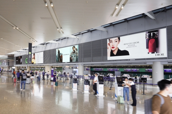 Shanghai Hongqiao Airport, Hongqiao T2 · check-in hall premium lightbox, real DOOH inventory bookable by the hour on Blindspot
