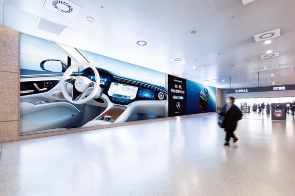 Shanghai Hongqiao Airport, Hongqiao T2 · arrival corridor animation lightbox, real DOOH inventory bookable by the hour on Blindspot