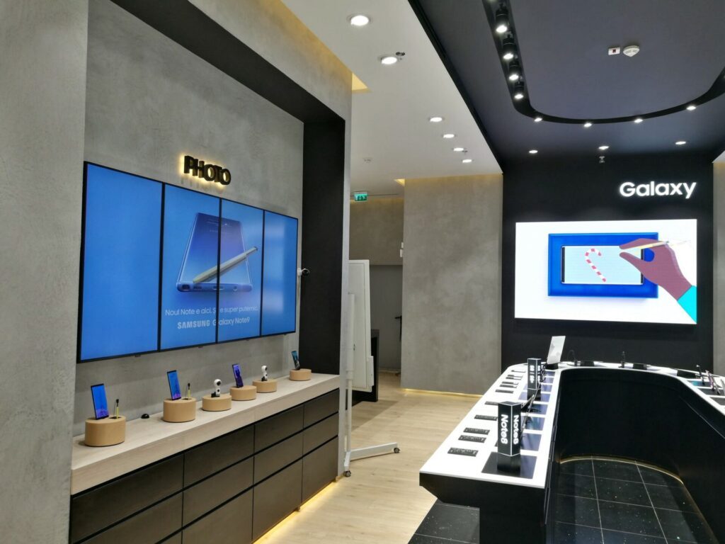 Galaxy Note9 creative running on the video wall and a large display inside the Samsung Experience Store in Bucharest