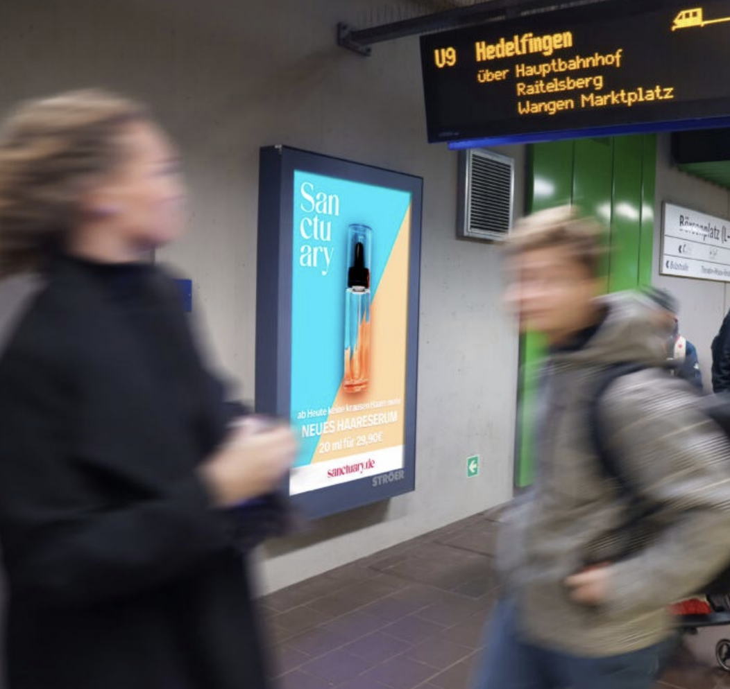Stuttgart, Bahnhöfen mit einer Auflösung - digital out-of-home screen, real DOOH inventory bookable by the hour on Blindspot