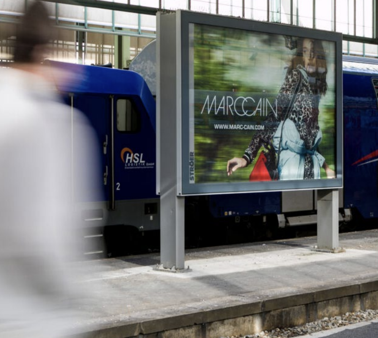 Stuttgart, Stuttgart Hauptbahnhof - rail station screen, real DOOH inventory bookable by the hour on Blindspot